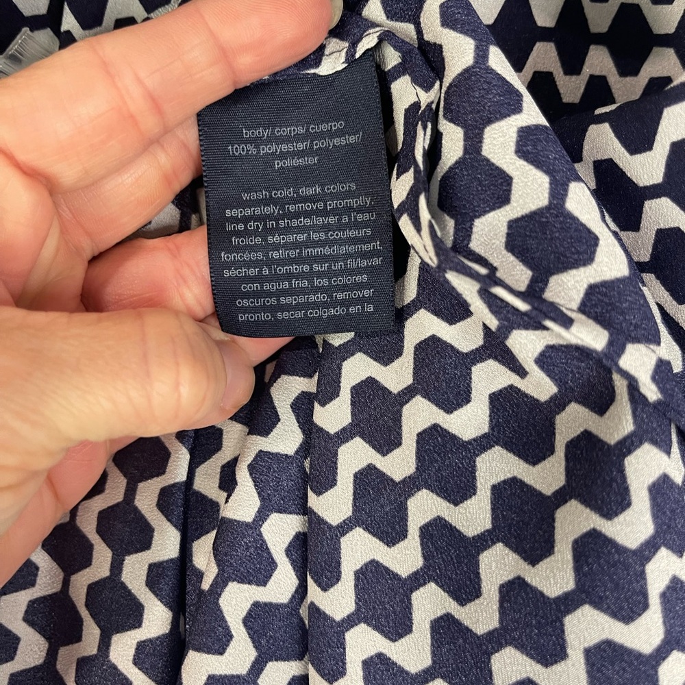 Tommy Hilfiger‎ Navy and White Zigzag Button Down blouse - Picture 9 of 10
